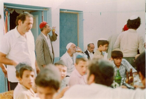 Repas de fête en extérieur, lors d'une cérémonie de circoncision, à Djerba